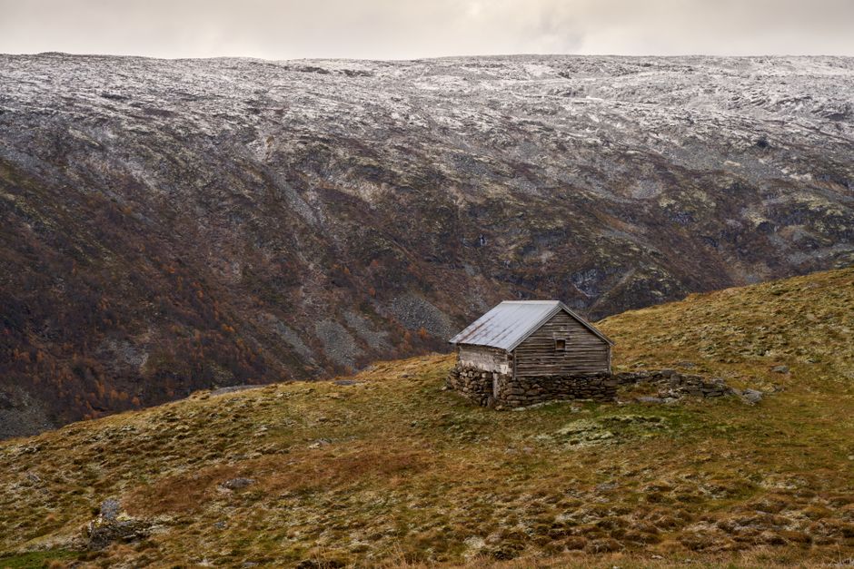Explore a rustic cabin in the serene highlands of Aurlandsvangen, Norway.